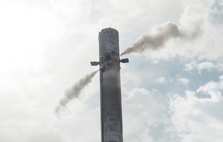Falcon_9_first_stage_lands_on_LZ-1_(32153433074)_(cropped_to_cold_gas_thruster_section).jpg.webp